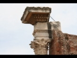 07058 ostia - regio i - insula xii - terme del foro (i,xii,6) - frigidarium (6) - saeule mit kapitell und architrav.jpg